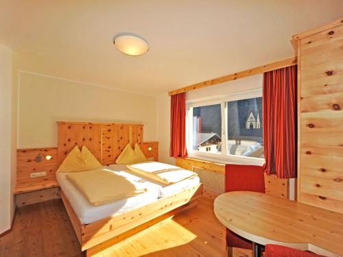 Un pat sau paturi într-o cameră la Pension Bergkristall