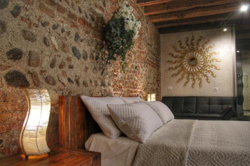 Un ou plusieurs lits dans un hébergement de l'établissement La Bella Verona Wine Suite