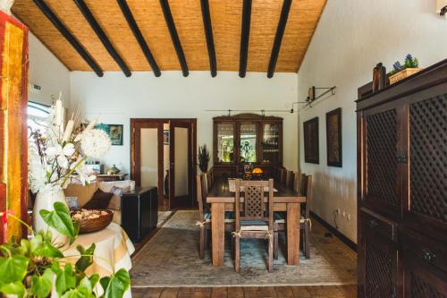a living room with a table and a dining room at Casa de Cacela in Vila Nova De Cacela