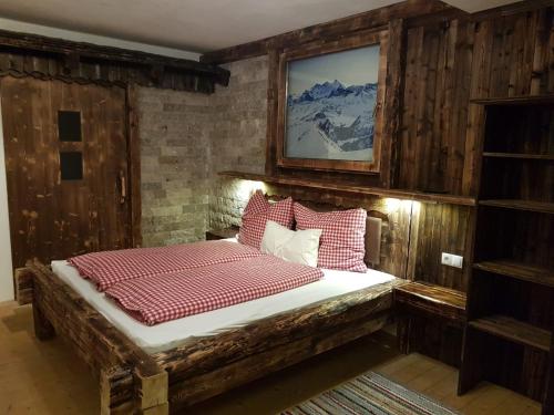 Tempat tidur dalam kamar di Ferienwohnung Schiestl