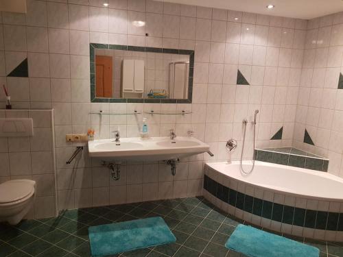 Kúpeľňa v ubytovaní Ferienwohnung Schiestl