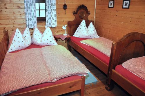 a room with two beds in a log cabin at Chalet "Knusperhäuschen" in Murau