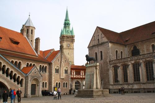a large building with a statue in front of it at Best Western City Hotel Braunschweig in Braunschweig