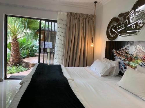 Tempat tidur dalam kamar di House and Heart Guest House