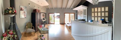 uma sala de estar com um balcão e uma cozinha em House and Heart Guest House em Vanderbijlpark