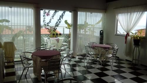A restaurant or other place to eat at Pousada Tiriri Guesthouse