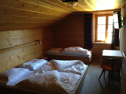 Gasthaus Sonne tesisinde bir odada yatak veya yataklar