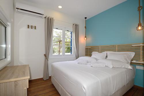 Postel nebo postele na pokoji v ubytování Deck1Syros Premium Apartments