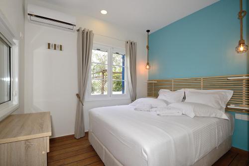 Posteľ alebo postele v izbe v ubytovaní Deck1Syros Premium Apartments