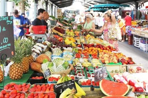 un marché avec un bouquet de fruits et légumes dans l'établissement Loft Cannes, à Cannes