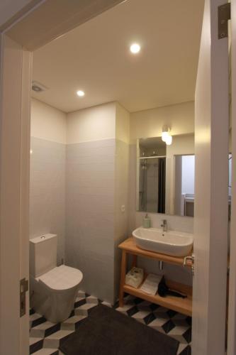 een badkamer met toilet en wastafel bij Oporto City Cottage in Porto
