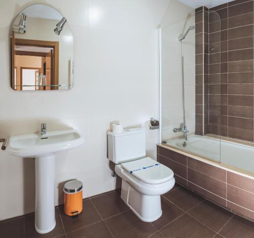 a bathroom with a toilet and a sink and a tub at APARTAMENTOS CASAS NOVAS in Silleda