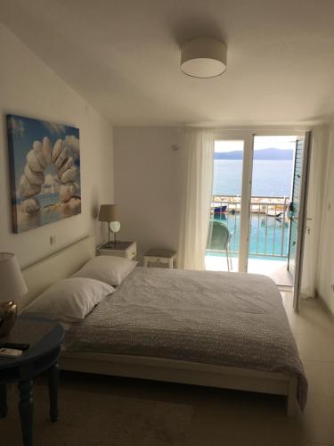 a bedroom with a bed and a view of the ocean at Apartment Milena in Drasnice