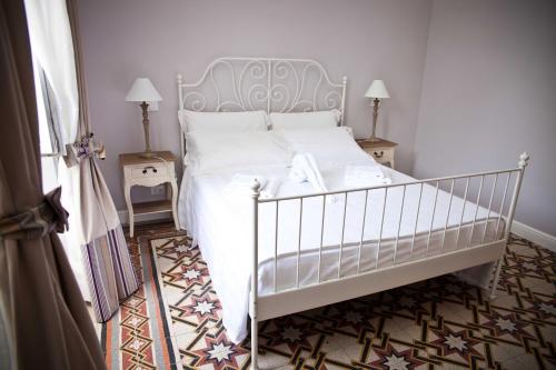 ローマにあるDD ラグジュアリー ハウスのベッドルーム(白いベッド、ナイトスタンド2台付)