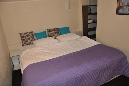 Ein Bett oder Betten in einem Zimmer der Unterkunft Комнаты в Кузнечном переулке