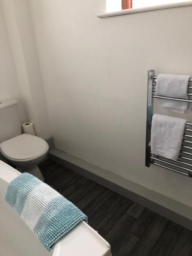 Baño pequeño con aseo y toallas en Pen yr Allt, en Bangor