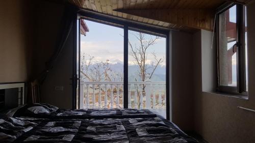 Postel nebo postele na pokoji v ubytování Ronini Telavi