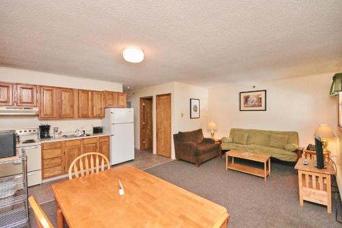 eine Küche und ein Wohnzimmer mit einem Tisch in der Unterkunft River View Resort in Bethel