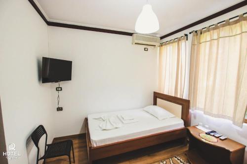Una televisión o centro de entretenimiento en Hotel Relax