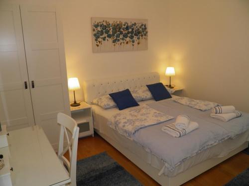 um quarto com uma cama com duas almofadas em Apartment Perla em Dinjiška