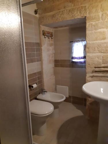 アルベロベッロにあるAlberobello Casa Vacanze - Pathos tra i Trulliのバスルーム(トイレ、洗面台付)