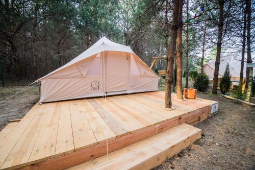a tent sitting on top of a wooden deck at Kompleks Małe Dolomity in Hucisko