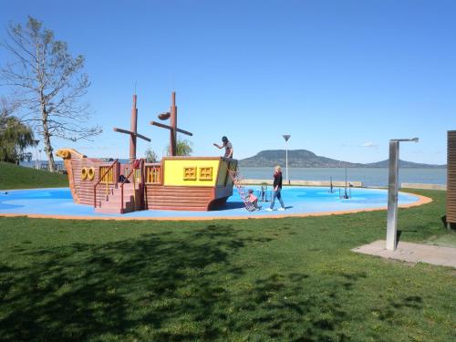 ein Park mit Spielplatz, in dem die Leute spielen in der Unterkunft Holiday home in Fonyod/Balaton 36989 in Fonyód