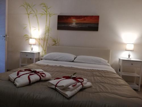 a bedroom with a bed with towels on it at La casa del melograno in Marsala