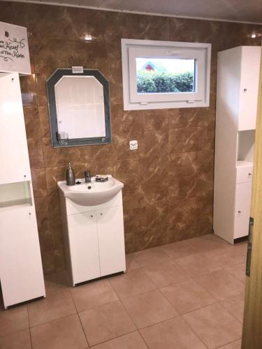 a bathroom with a sink and a mirror at Domek letniskowy na Mazurach in Giżycko