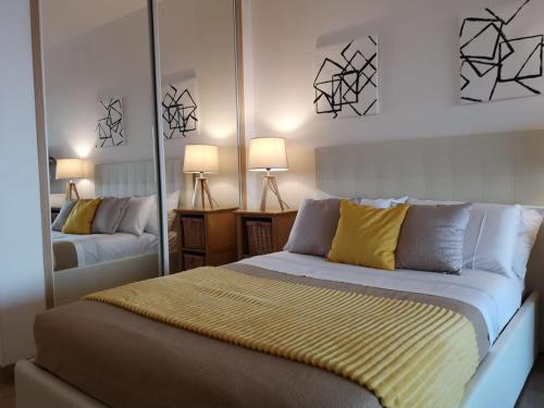 A bed or beds in a room at Ducal, Marina Baie des Anges