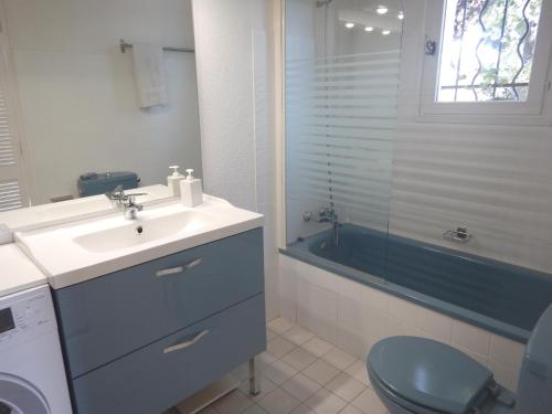 une salle de bain avec un lavabo et une baignoire dans l'établissement Les mimosas, à Collioure