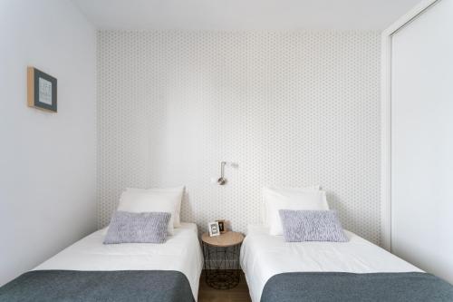 TRIANA 3 Bedrooms & 2 bath Parking Included tesisinde bir odada yatak veya yataklar