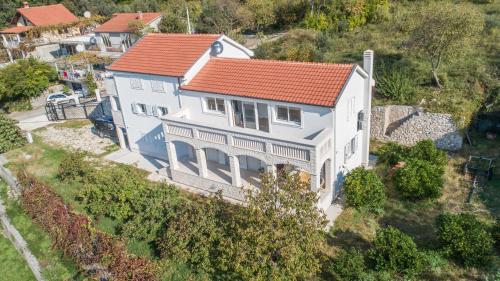 Gallery image of Queen Teuta - Sea View - Private Parking & Garden - BBQ Grill in Risan