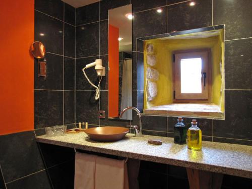 カラタニャソルにあるLa Casa del Cura de Calatañazorのバスルーム(洗面台、鏡付)