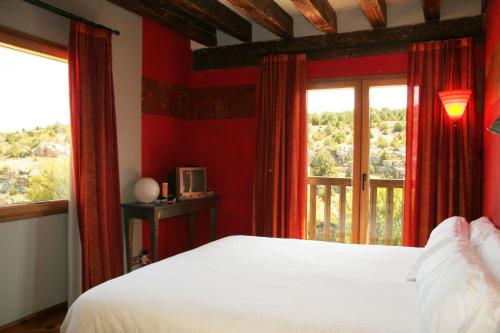 A bed or beds in a room at La Casa del Cura de Calatañazor