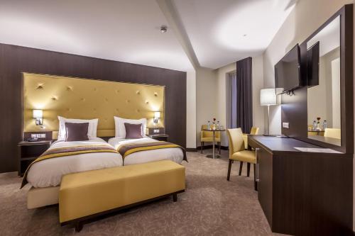 Un pat sau paturi într-o cameră la Mirador Palace Hôtel