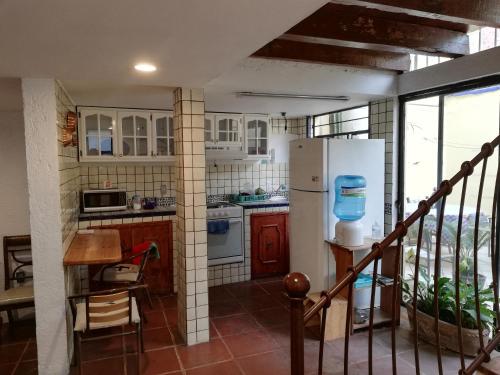 メキシコシティにあるHostal Centro de Coyoacanのキッチン(冷蔵庫、テーブル付)