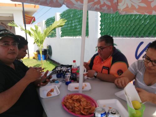 a group of people sitting at a table eating food at Hotel Villa Marán Chachalacas Ambiente Familiar in Chachalacas