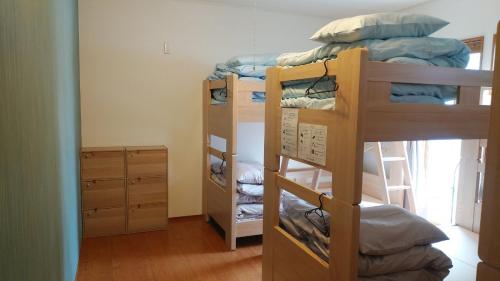 Divstāvu gulta vai divstāvu gultas numurā naktsmītnē Okunikko Guesthouse JUN