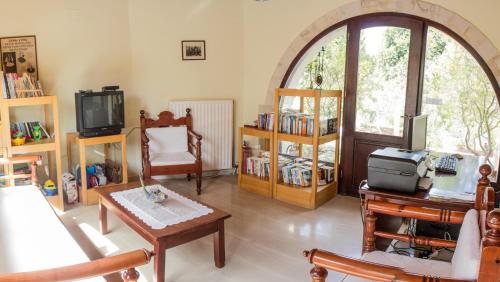 Posezení v ubytování Crete holiday rental small village close to beaches -sharing a large pool