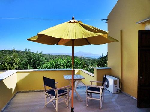 Balkón nebo terasa v ubytování Crete holiday rental small village close to beaches -sharing a large pool