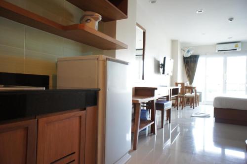 Кухня или мини-кухня в D Apartment
