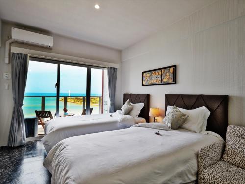 Un pat sau paturi într-o cameră la Beach Front Tower Mihama by DSH