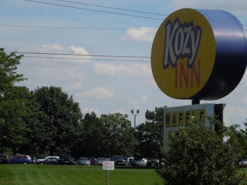 a sign for a kxm in a parking lot at Kozy Inn Columbus in Columbus