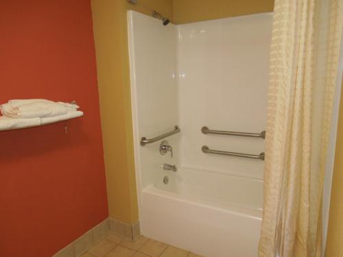y baño con bañera y cortina de ducha. en Kozy Inn, en Columbus