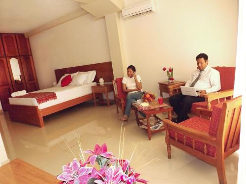 a couple of people sitting in a hotel room at Del Castillo Plaza Hotel Pucallpa in Pucallpa
