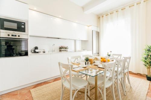 uma cozinha e sala de jantar com mesa e cadeiras em Stylish and wide- 3Bdr 3Bth- Los Remedios em Sevilha