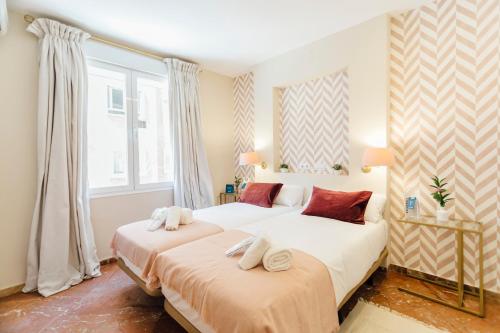 - une chambre avec 2 lits et une fenêtre dans l'établissement Stylish and wide- 3Bdr 3Bth- Los Remedios, à Séville