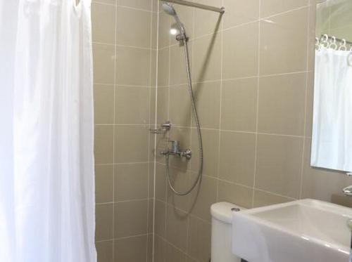 Ένα μπάνιο στο Cubao ManhattanHeights Unit 7EF Tower B, 1BR