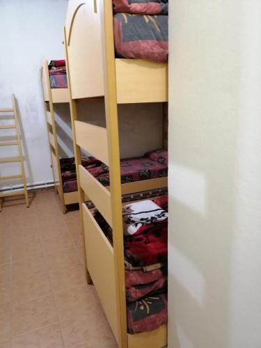 Μία ή περισσότερες κουκέτες σε δωμάτιο στο Tiger House Guest House